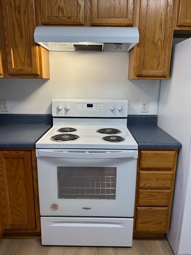 Building Photo - Candler - Recently Renovated Apt Ready for Occupancy!