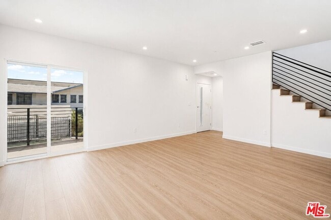 Building Photo - 2115 Beachwood Terrace