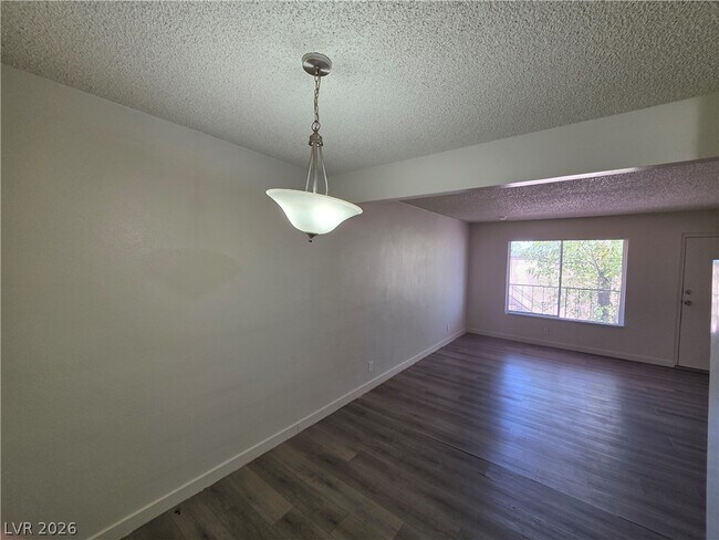 Building Photo - 615 S Royal Crest Cir