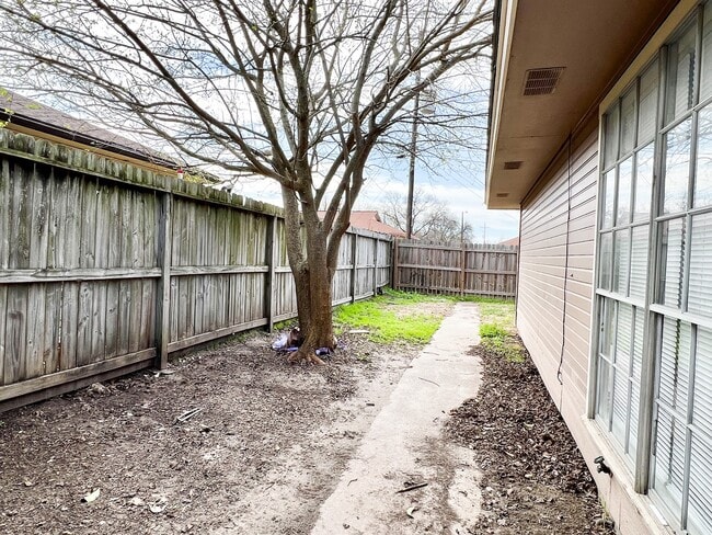 Building Photo - 709 Ruth Ct