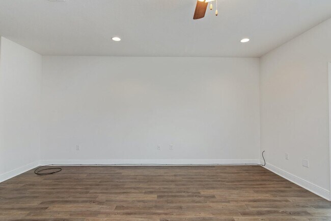 Building Photo - 173 Iron Horse Dr E