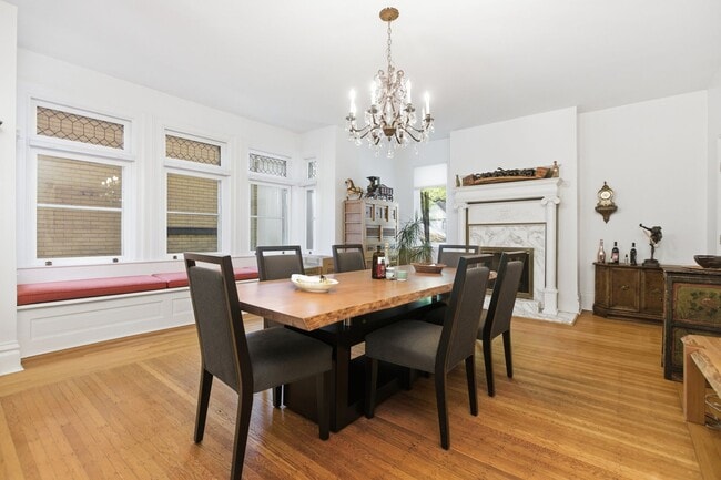 Building Photo - Stunning 5 Bedroom 2.5 Bathroom Home in Squirrel Hill