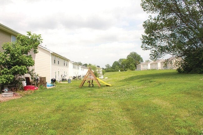 Building Photo - 4/Bed - 3/Bath