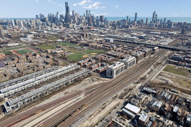 Building Photo - 943 W College Pkwy