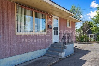 Building Photo - 902 E Rockwell Ave