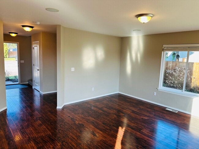 Building Photo - Charming Updated Property in Amazing Neighborhood