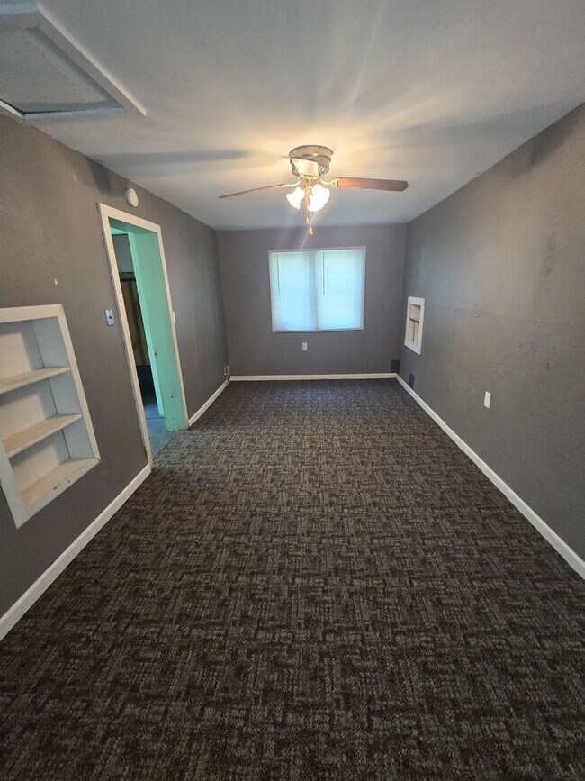 Building Photo - 3 bedroom, large privacy fenced in yard, oversized garage