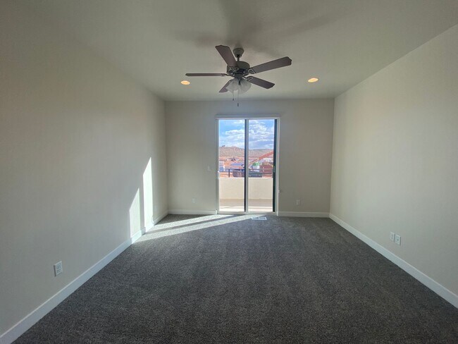 Building Photo - Beautiful townhome In Crimson Park