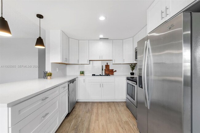 Building Photo - 4025 Yarmouth E