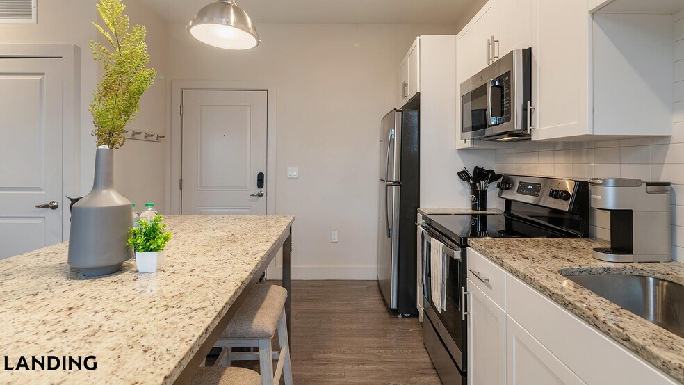 Building Photo - 5885 Lakehurst Dr