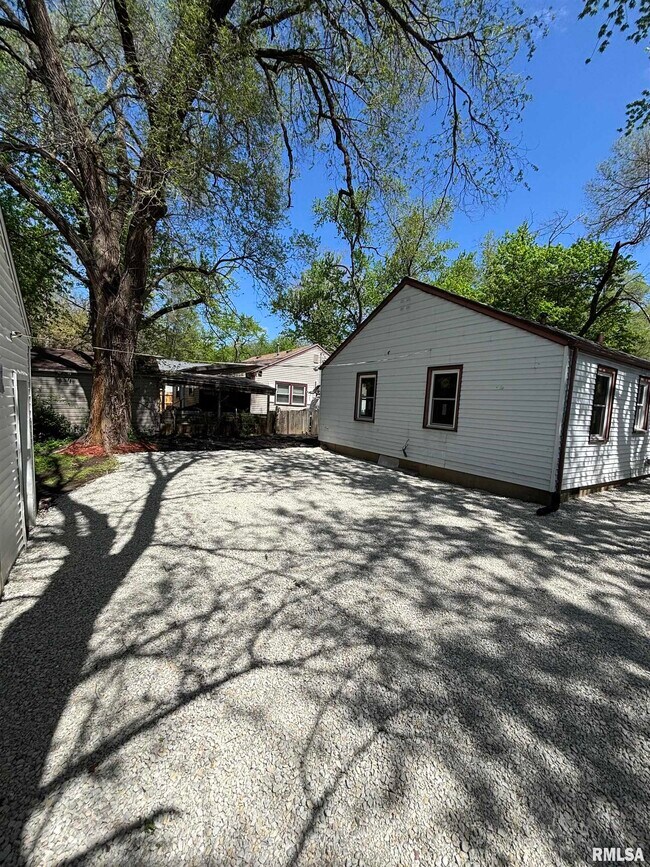 Building Photo - 1703 N Valley Ave