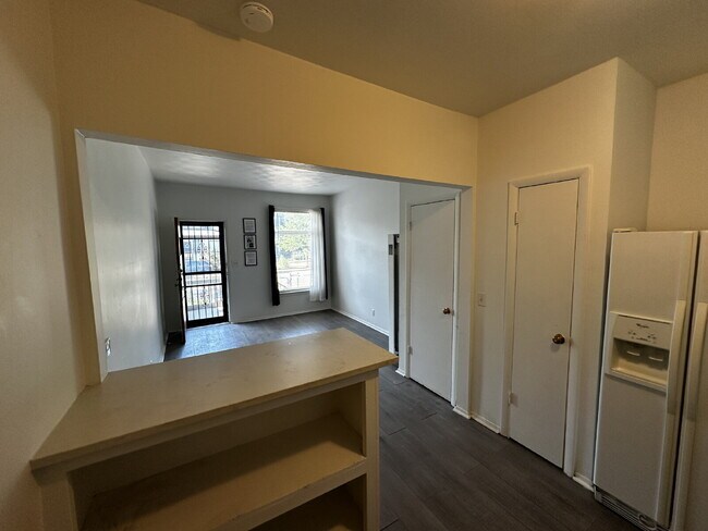Building Photo - "Charming 1-Bedroom Retreat in Denver's Heart - Perfect Blend of Comfort & Convenience!