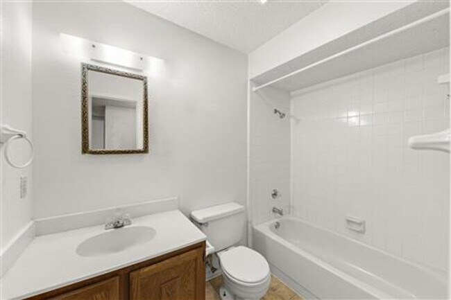 Building Photo - 2205 Foxcroft Ln