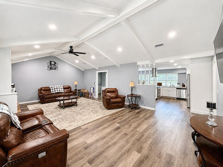 Building Photo - 310 Spring Lake Dr
