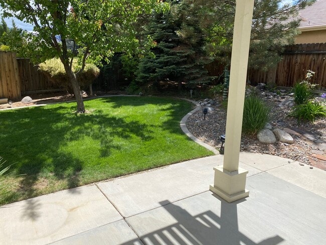 Building Photo - Huge 4 Bed 2 Bath + Den Golf Course Hom...
