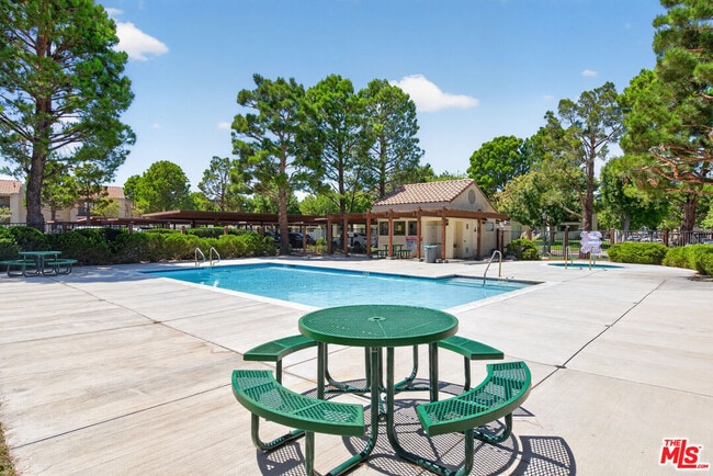 Building Photo - 2554 Olive Dr
