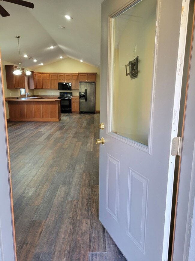 Building Photo - One Level Townhouse