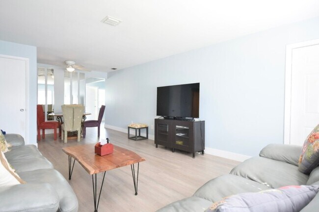 Building Photo - FULLY FURNISHED Condo For Rent in Pinellas...