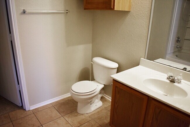 Building Photo - "Great 3-2-2 Home with Open Floor Plan and Spacious Backyard!"