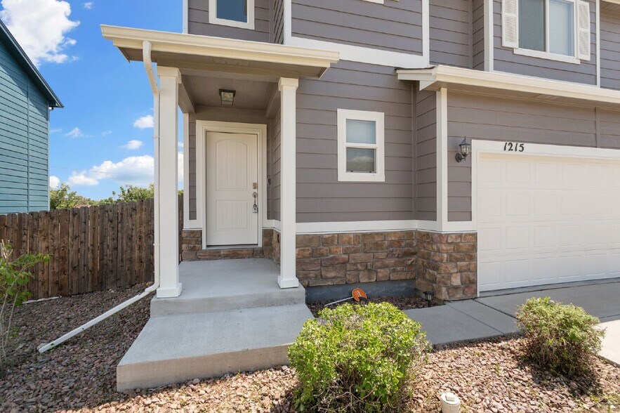 Building Photo - Spacious 4-Bed Home Minutes from Fort Cars...
