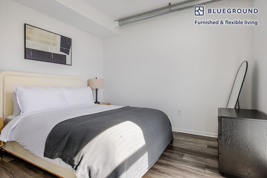 Building Photo - 4133 Redwood Ave