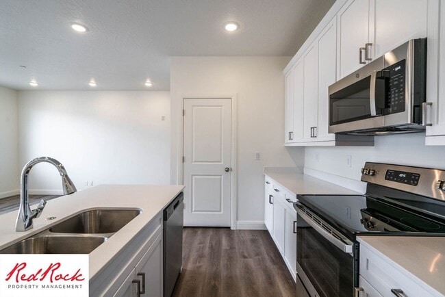 Building Photo - Spacious 3 Bedroom Unit in Desert Color With Pool & Lagoon Access