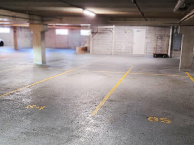 Building Photo - 1515 N Van Buren St