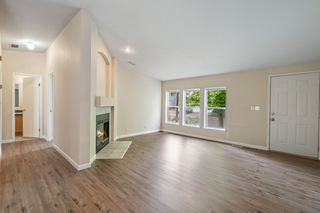 Building Photo - 3BR House Available in Pleasant Valley
