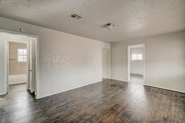 Building Photo - 3 Bed 1 Bath in Del City!