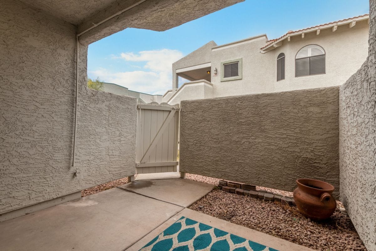 Building Photo - 850 S River Dr