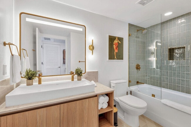 Building Photo - 601 NE 1st Ave