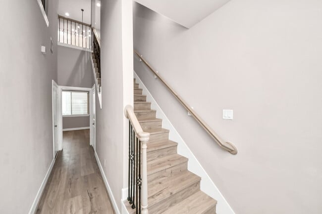 Building Photo - City views, smart layout, and Houston convenience?
