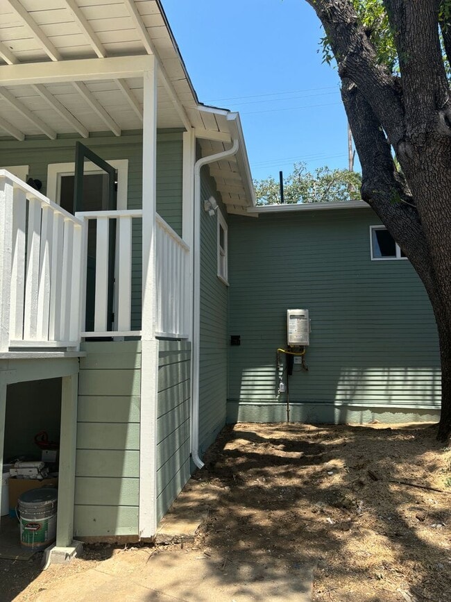 Building Photo - Newly renovated 2 bedroom 2 bathroom in a great location