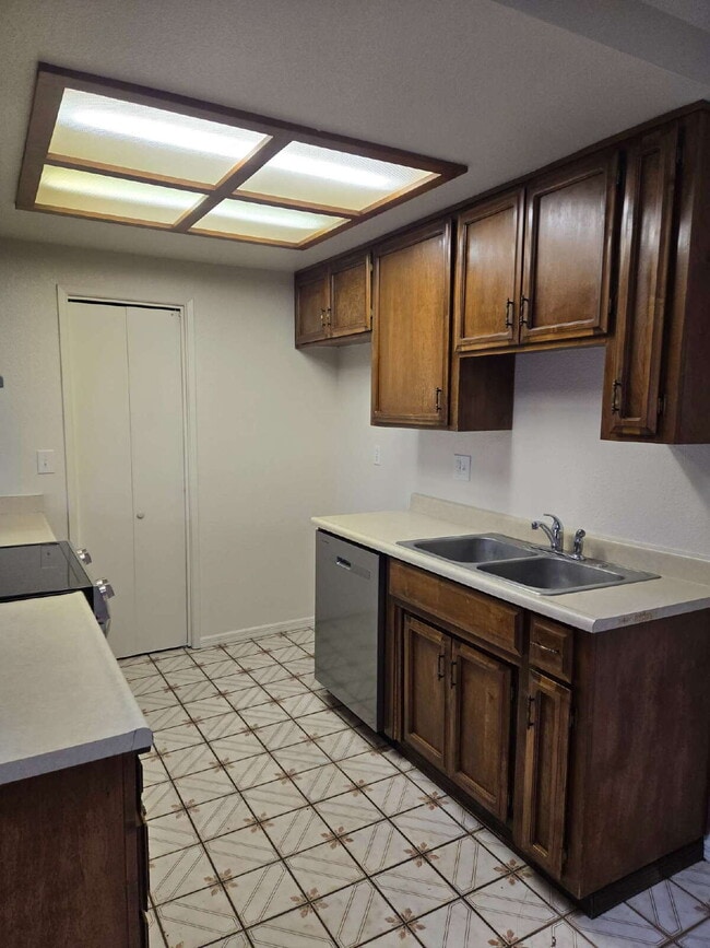 Building Photo - Walking distance to shopping and restauran...