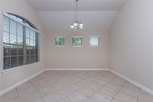 Building Photo - 504 Tascate St