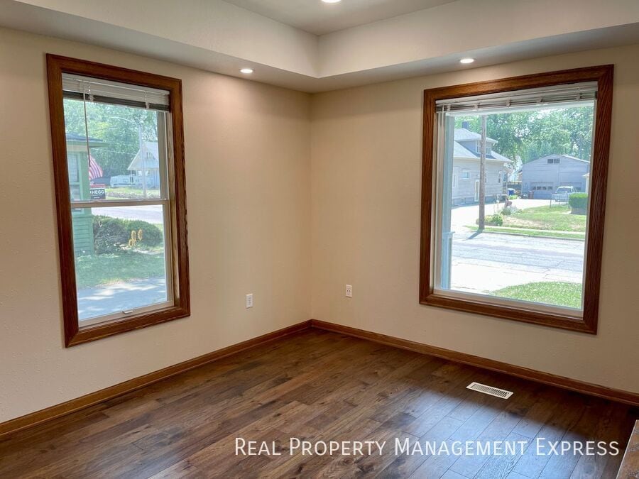 Building Photo - 3 Bedroom 1 Bathroom Home For Rent In Sioux Falls