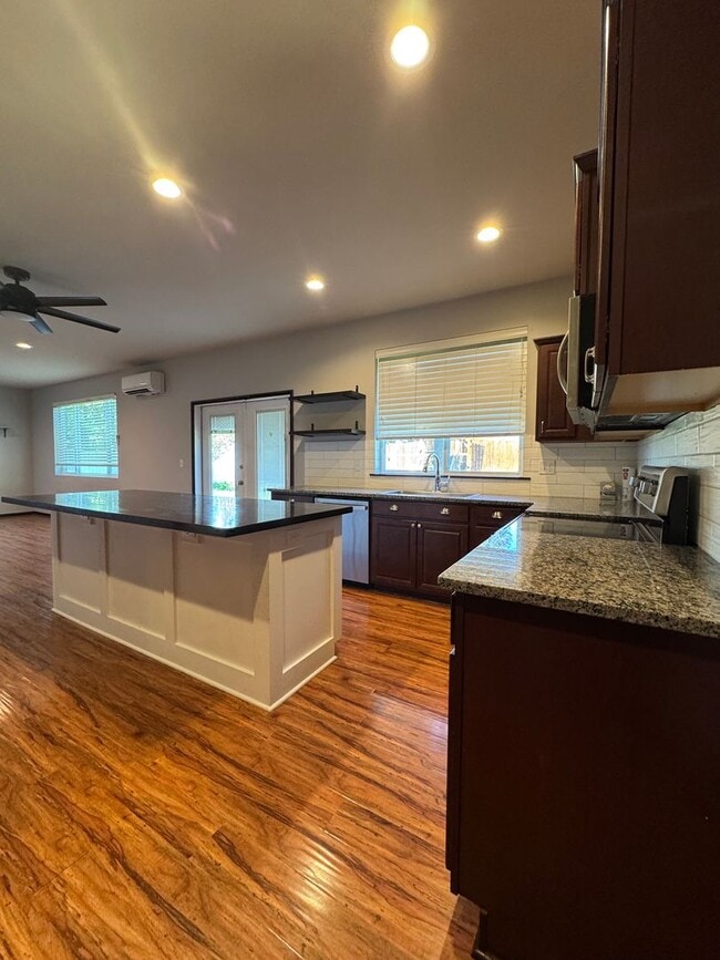Building Photo - Spacious 5-Bedroom Home with Bonus Living ...