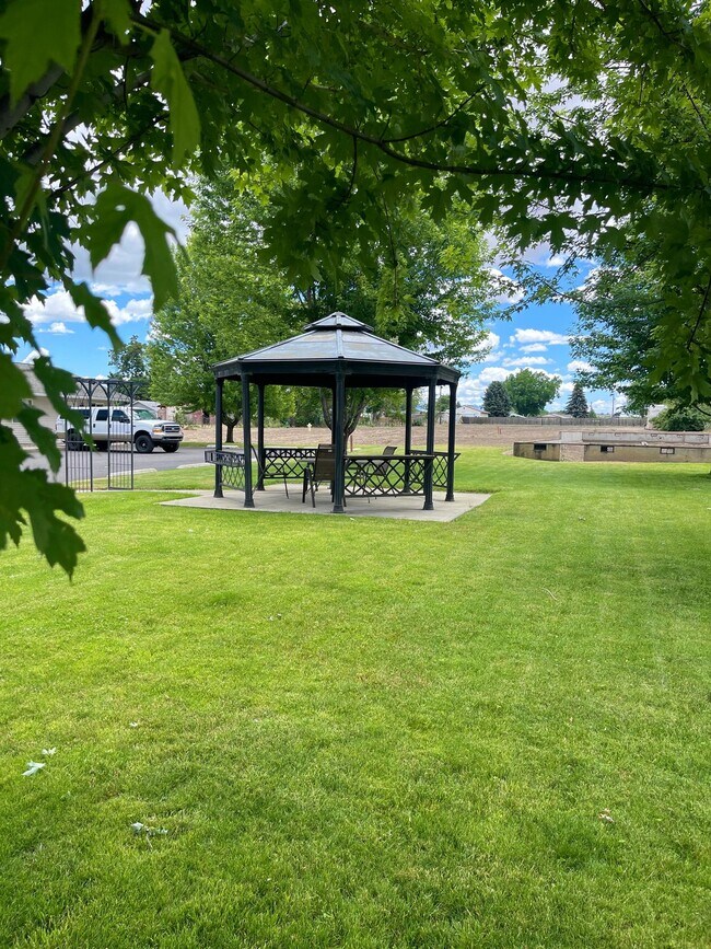 Building Photo - Newly Renovated Ground Level Orchards 2-be...