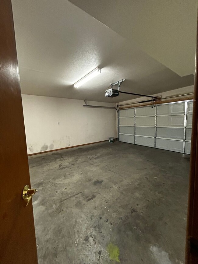 Building Photo - ** Move in Special $400.00 off First Month...