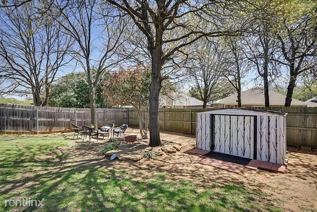 Building Photo - 1303 Hidden Oaks Dr