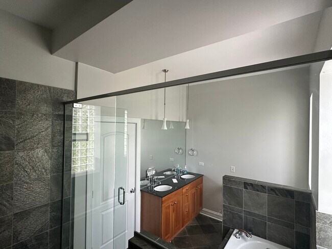 Building Photo - 4824 S King Dr