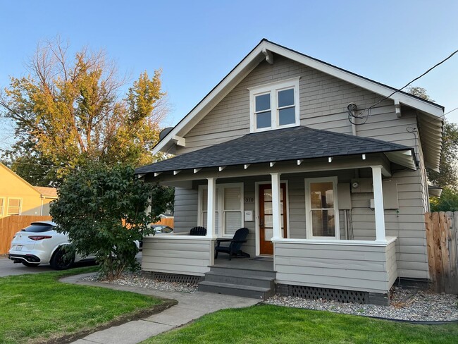 Building Photo - 310 SE 6th St