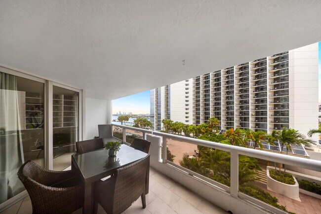 Building Photo - 1717 N Bayshore Dr