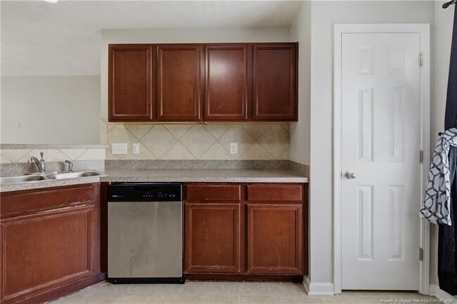 Building Photo - 142 Collinwood Dr