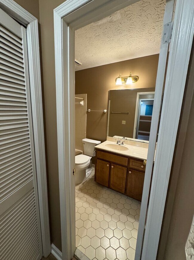 Building Photo - Attached Single Level 3 bedroom 2 bath