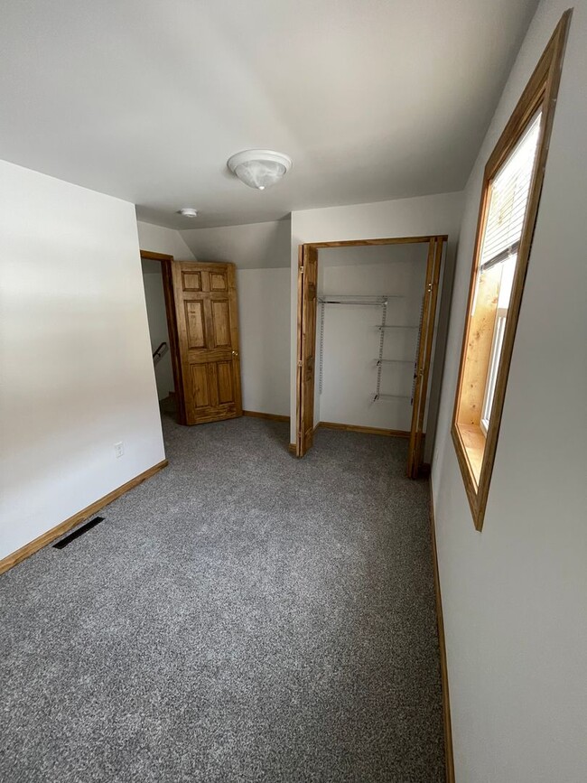 Building Photo - AVAILABLE JUNE/JULY - Remodeled 3 Bed 1.5 ...
