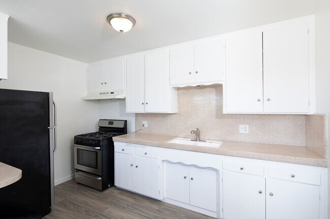 Building Photo - OPEN HOUSE: 1/31 10-11AM ~ 2b/1ba Conveniently Located in South Park!