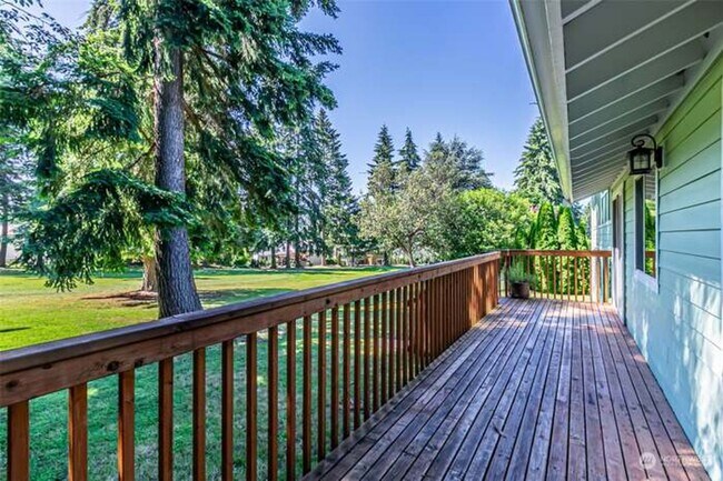 Building Photo - Immaculate & HUGE 5-Bedroom Home in Desira...