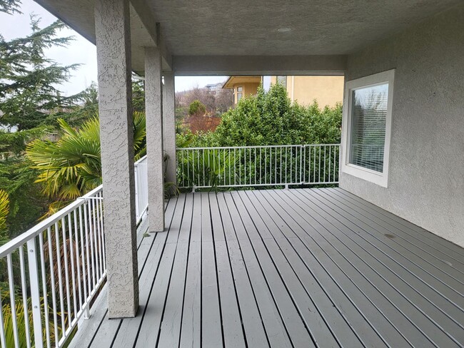 Building Photo - 5 bed 3 bath