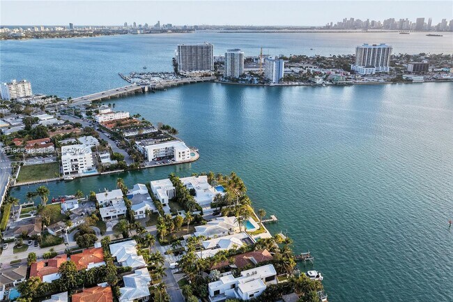 Building Photo - 1101 S Shore Dr